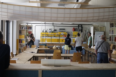 Fr, 07.06.2024 14:00 – 15:00 Uhr
Tabakfabrik Havanna
Die ROSE ist 2021 in die Tabakfabrik gezogen. An den Architekturtagen 24 zu Besuch bei den Klassen mit wandernden Tischen.