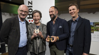 Die Preisträger HBP 2023: Markus Klaura, Eva Rubin und Sebastian Horvath - mit Johann Weinberger (proHolz Kärnten)