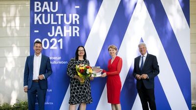 von links nach rechts: Raumplanungs- und Gemeindereferent Daniel Fellner, Staatssekretärin Andrea Mayer, Wohnbaureferentin und LHStv.in Gaby Schaunig und Landeshauptmann Peter Kaiser.