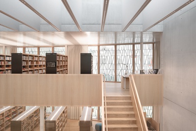 Der ovale Bibliothekspavillon steht selbstbewusst im Park und bietet einen spannungsvollen Kontrast zur rechtwinkligen nachbarschaftlichen Bebauung. Die Bibliothek ist ein Ort des Austauschs, der Begegnung und des generationenübergreifenden und lebenslangen Lernens. Sie fördert das analoge und digitale Lesen, bietet Platz für Kommunikation und ist Treffpunkt für die Bevölkerung.