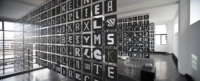 Installation "andreas uebele: alphabet innsbruck" im aut