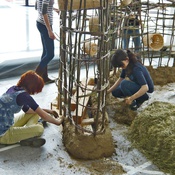 Bau einer Lehmwand für die Ausstellung von Francis Kéré