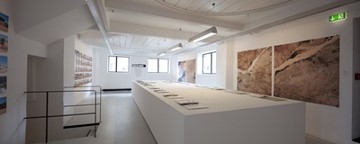 Manuel Herz: Flüchtlingslager – Idealstädte in Staub und Schmutz – Blick in die Ausstellung