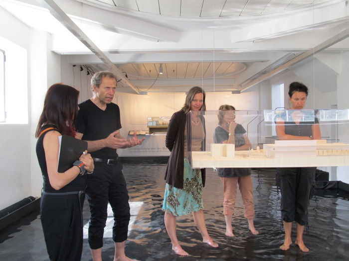 Dietmar Feichtinger in der Ausstellung "Wege und Orte" im aut, Bildnachweis © aut