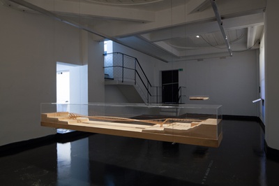 Blick in die Ausstellung "Dietmar Feichtinger: Wege und Orte" im aut