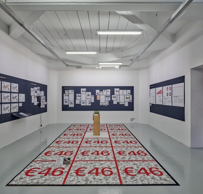 Blick in die Ausstellung im aut – Geldteppich, Audiocollage "Wohnung? – Leider nein!“