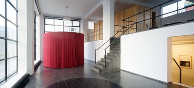 Blick in die Ausstellung "Harun Farocki, Antje Ehmann: Arbeitsverhältnisse" im aut.