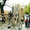 Aus einfachen Holzlatten ensteht eine Architekturskulptur.