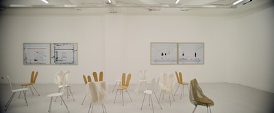 Blick in die Ausstellung mit "rabbit chairs" von SANAA und "Rohbauten 46" und "Bildraum S 1" von Walter Niedermayr