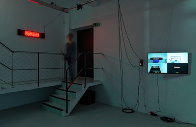 Blick in die Ausstellung „Legislating Architecture“ mit ­„quaternio“ als Übergang zum zentralen Teil der ­Ausstellung