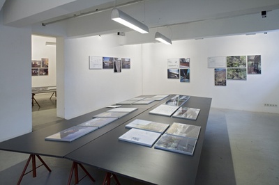 Blick in die Ausstellung "Neues Bauen in den Alpen"