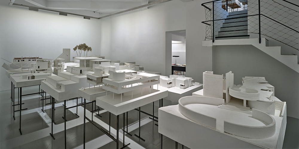 Blick in die Ausstellung "Rebuild: Figures of Space" im aut
