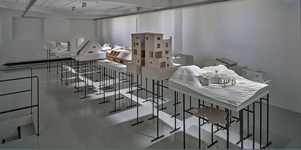 Blick in die Ausstellung "Rebuild: Figures of Space" im aut