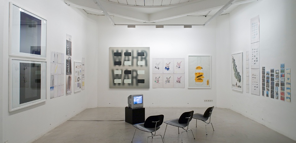 Blick in die Aussellung im aut – © Nikolaus Schletterer Blick in die Aussellung im aut