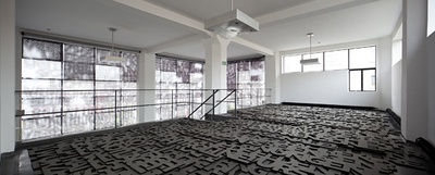 Blick in die Ausstellung "Überschattung" im aut