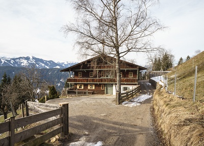 Lobende Erwähnung des Landes Tirol für Neues Bauen 2020: Umbau eines Bergbauernhofes, Kirchbichl, 2015 – 2018 (Architektur: b.eder architekten)