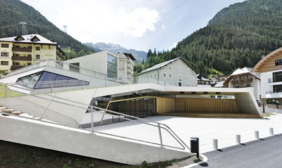 Anerkennung des Landes Tirol für Neues Bauen 2014: Gemeindekulturzentrum St. Nikolaus, Ischgl, 2011 – 2013 (Architektur: parc architekten Michael Fuchs, Barbara Poberschnigg)
