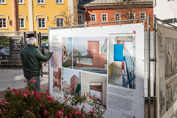 Ausstellung „Neues Bauen in Tirol 2024“ in Lienz – © Christof Gaggl