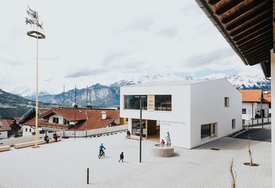 Dorfzentrum Patsch, Patsch, 2015 – 2018 (Architektur: Todorka Iliova, Raimund Wulz)
