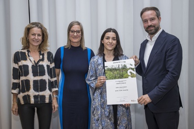 Im Bild: v.l. Marianne Durig (Jury), Iris Reiter (Jury), Özgül Coban-Nagels (Förderstipendium) und Landeshauptmann-Stellvertreter Stefan Schnöll.