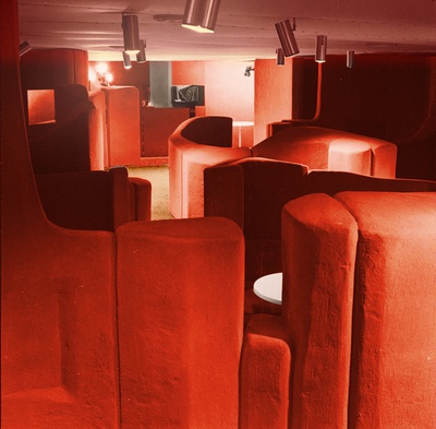 Tanzbar Red Canyon im Kur- und Kongresszentrum Bad Gastein, 
Fotografie, ca. 1975 (Nachkolorierung E. A. Steiner), Salzburg Museum, Inv.-Nr Foto 31213 198