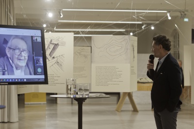 Gunther Wawrik nimmt über den Bildschirm an der Begrüßungsrede Roman Höllbachers teil