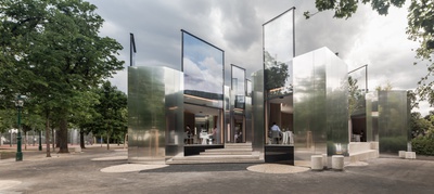 Steirereck | großformatige Hebefenster und die reflektierende Metallfassade lassen Aussen- und Innenraum ineinander fließen
