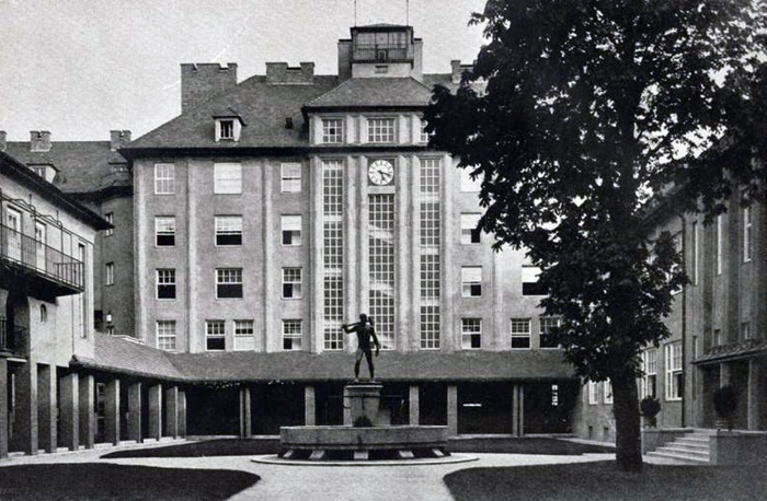 Hof der Berufsschule - Prof. Josef Hofbauer, Zivilarchitekt Z.V. B.D.A. mit Wilhelm Baumgarten Zivilarchitekt Z.V. Ö.W.B. B.D.A : projektierte und ausgeführte Bauten in zehnjähriger Arbeitsgemeinschaft, Wien [u.a.] : Elbemühl-Verl., 1931