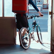 Ausstellung "Zwischen Pick-up & Drop-off. Wer unser Essen liefert" im Wien Museum, Filmstill