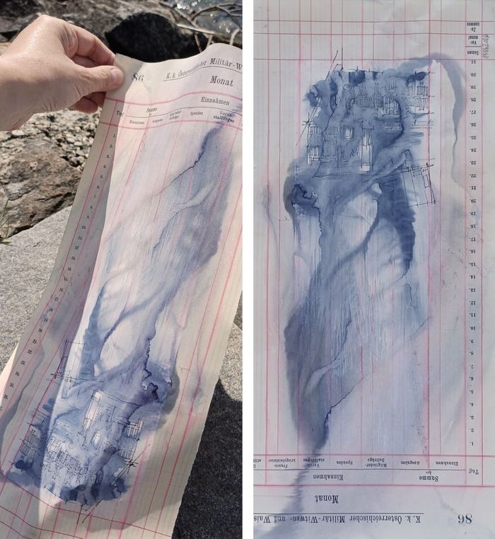 Pejkovic_StalagSeries-Process. 
a. Der Prozess des Eintauchens der mit Tusche bearbeiteten Zeichnung in die Donau und des anschließenden Trocknens im Wind.
b. Die fertige Arbeit: STALAG XVII B Krems-Gneixendorf VIII: The Danube. Kohlepapiertransfer, Gouache, Tusche, Flusswasser und Wind auf gefundenem Papier. 40 × 18 cm.