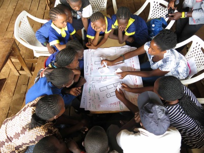 Kounkuey Design Initiative: Kibera Public Space Projekt, Nairobi, Kenia, seit 2006 Die Kounkuey Design Initiative entwickelt gemeinsam mit Grassroots Organisationen produk-tive öffentliche Räume in Kibera, Nairobi, um ökologische Anliegen, sanitäre Einrichtungen, lo-kale Alternativ-Ökonomien und Sicherheit miteinander zu verbinden.