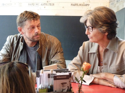 Bauherrenpreis 2014 – Die Juryreise – Architekt Alex Hagner (gaupenraub +/-) mit Bauherrin Cecily Corti in der Vinzirast-Mittendrin.