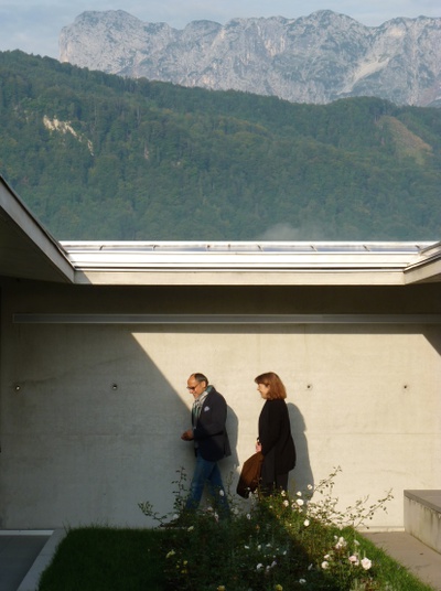 Bauherrenpreis 2014 – Die Juryreise – Im Hof des Generalats der Halleiner Aschwestern Franziskanerinnen (Architekt Heinz Tesar)
